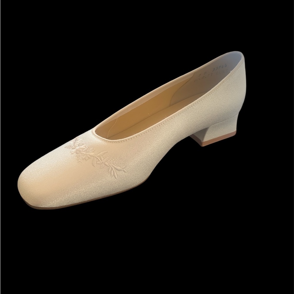 New in Box Dyeables white Square toe size 7 B 1.5 square heel Wedding Bridal
